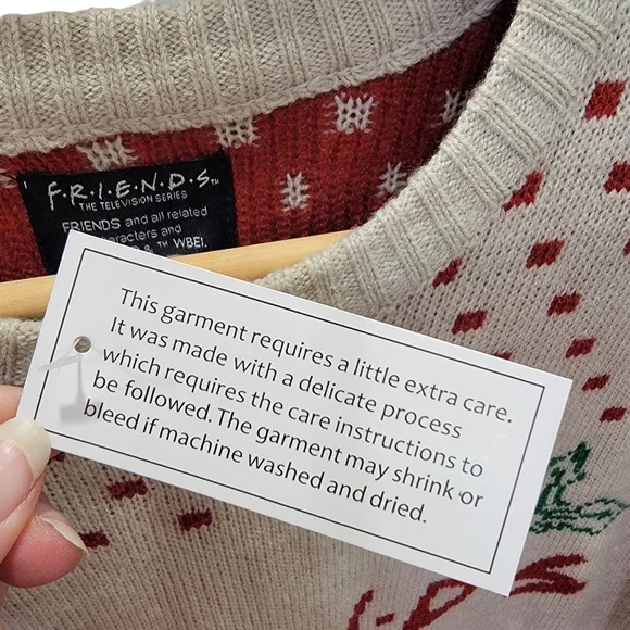 Friends Unisex Crewneck Knit Sweater TV Series Snowflakes Coffee Mugs Men’s M - Picture 13 of 17